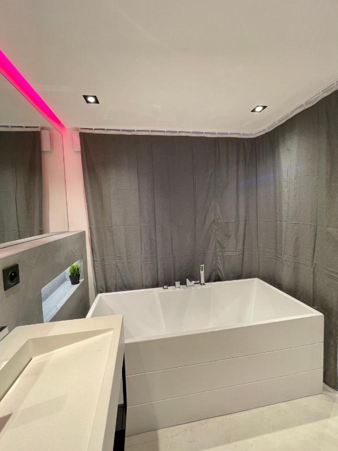 Appartement neuf climatisé - vue mer Saint-Tropez - 50m plage et port - piscine Gassin Exterior foto